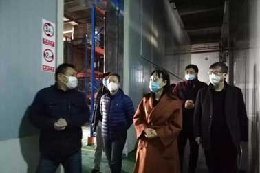 抗擊疫情，我們?cè)谝黄穑? /> </p>
      <div   id=